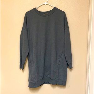 Zenana Outfitters grey pullover with pockets.